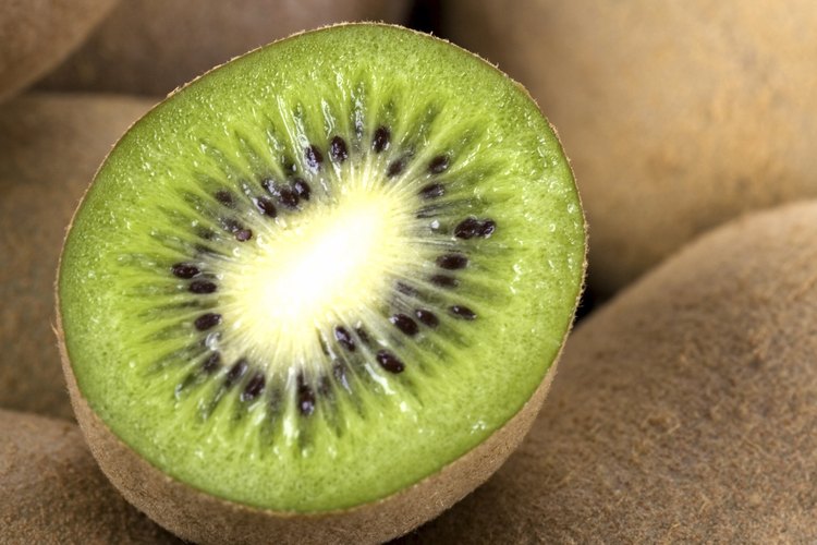 Kiwi partido a la mitad.