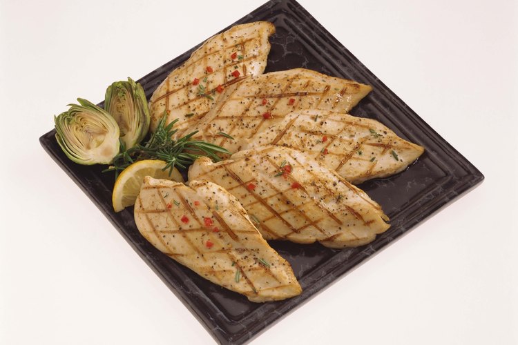 Las pechugas de pollo deben ser cortadas de un tamaño uniforme para que se cocinen en forma pareja.