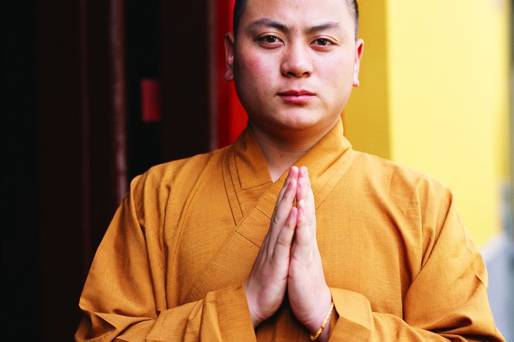 Los monjes tibetanos tradicionalmente llevan túnicas confeccionadas por ellos mismos