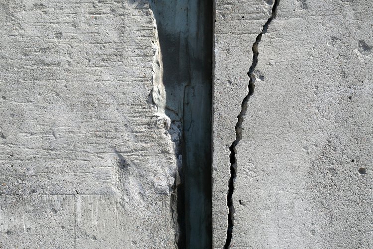 El concreto reforzado controla el agrietamiento.