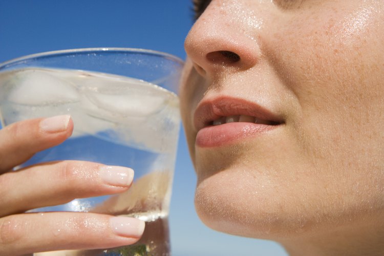 Beber agua durante el día ayuda a mantener tu aliento fresco.