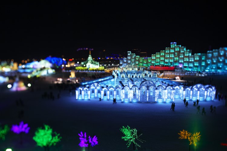 Las luces eléctricas incrustadas en el hielo muestran el Ice and Snow Sculpture Festival de Harbin por la noche en 2010.