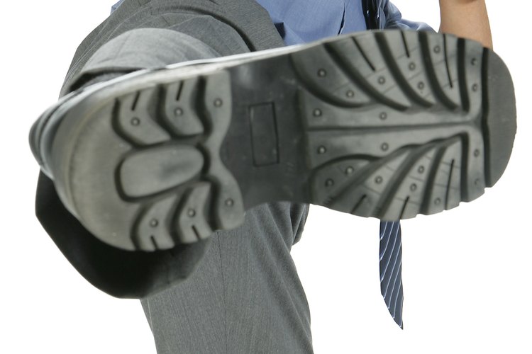 Salva la suela de un zapato con pegamento.