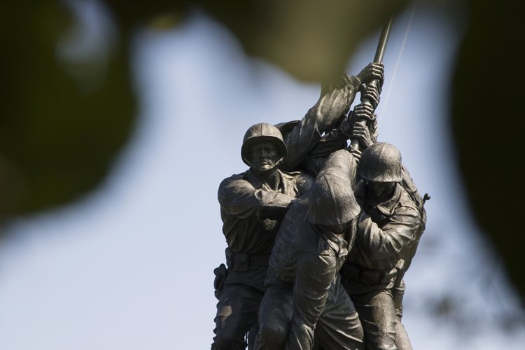 Los infantes de marina plantaron la bandera en Iwo Jima en la Segunda Guerra Mundial.