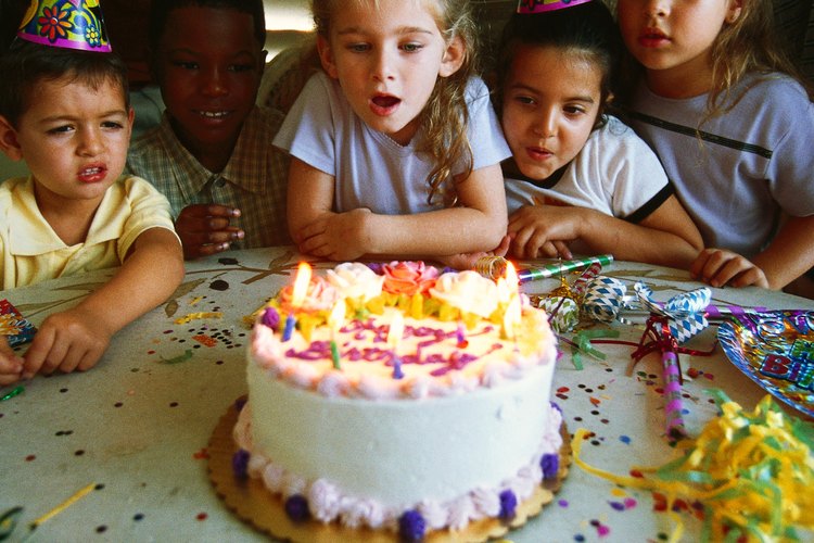 Los pasteles correctamente envasados y descongelados pueden guardarse en el congelador por hasta seis meses.