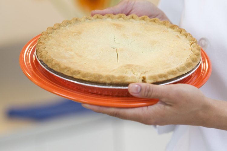 Puedes hornear diversos alimentos, entre ellos pasteles.