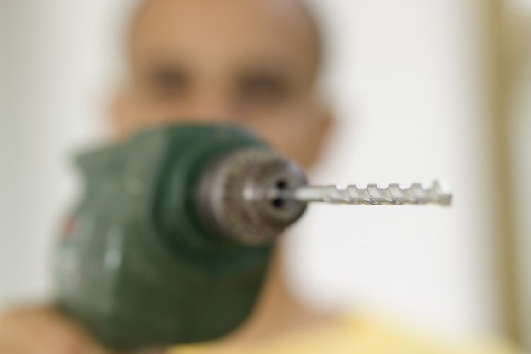 Perfora con cuidado el vidrio o la porcelana.