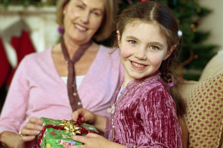 Darle a tu abuela un regalo sólo para ella le hará sentirse especial.