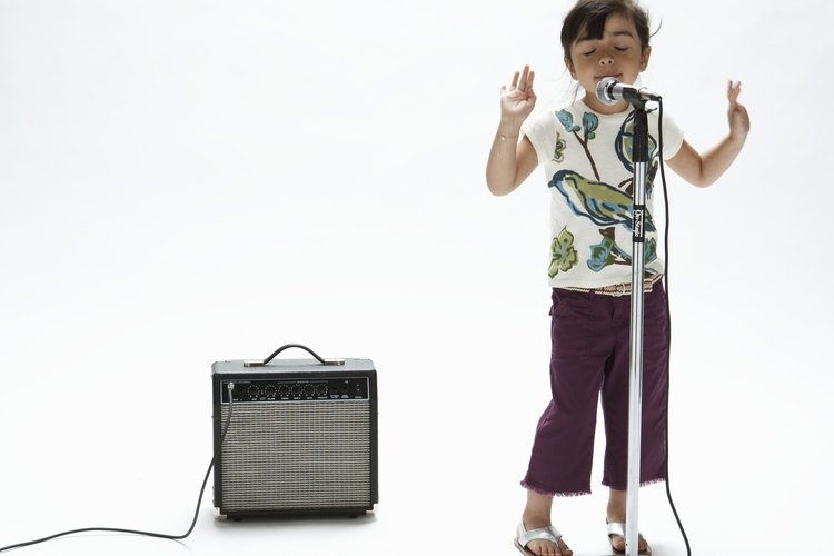 Enseña a tu futura diva cómo tararear y mejorar su voz.