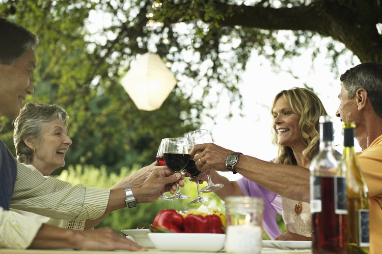 Haz un brindis para honrar a la persona que cumple 75 años.