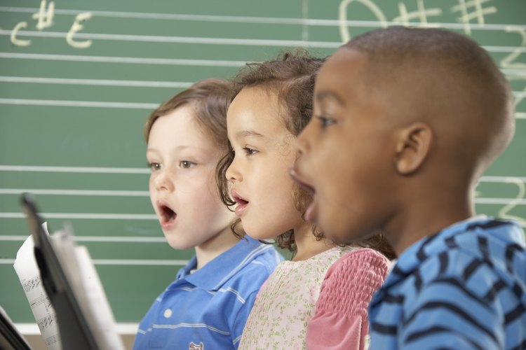 Cantar canciones es una buena manera de ayudar a los niños a recordar las lecciones educativas.