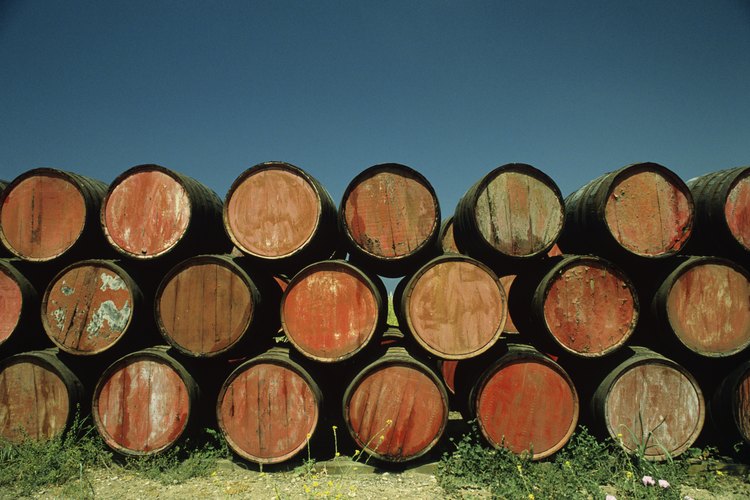 Los barriles de jerez maduran al sol en la región de Andalucía en España.