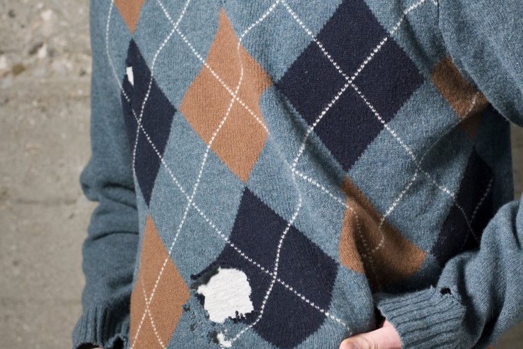 Este suéter probablemente fue víctima de los insectos que comen la ropa.