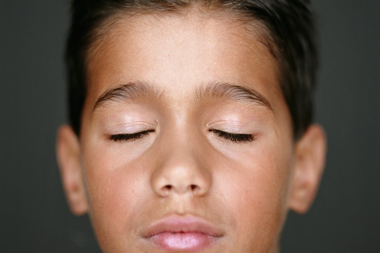 Al cerrar los ojos el niño puede concentrarse en el ejercicio que realiza, como visualizar un color.