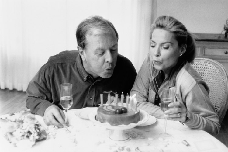 Las ideas de mesas para un cumpleaños 50 pueden ser divertidas de planear y crear.