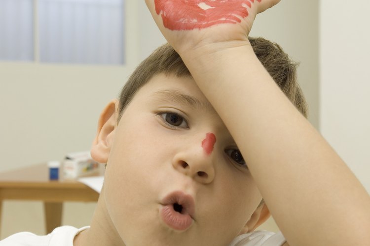Los niños pequeños desarrollan los músculos de la mano mientras pintan.
