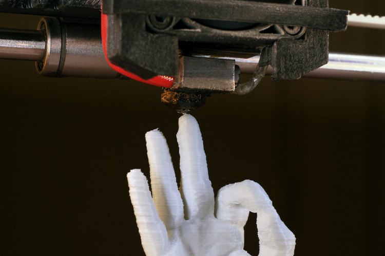 Una impresora 3D fabricando una mano