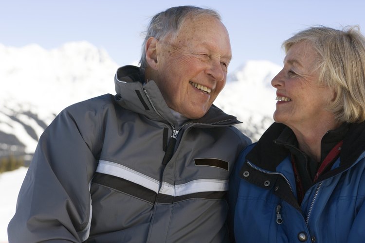 Una pareja afuera en invierno en un resort de ski.