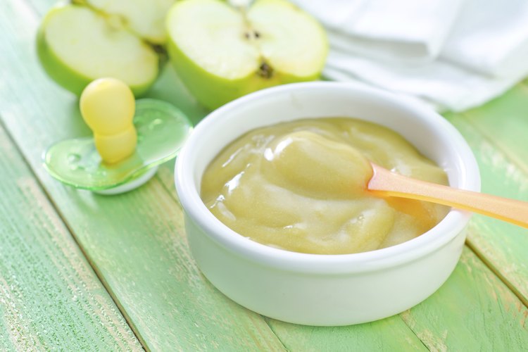 Pequeña taza de puré de manzana.