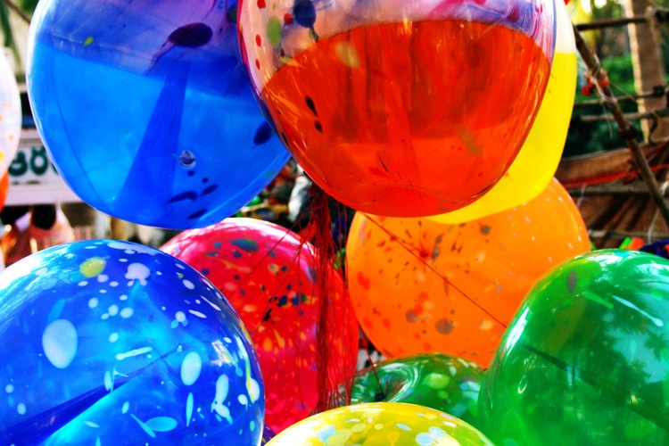 Pon globos de los colores de la escuela o un arco iris en el escenario.