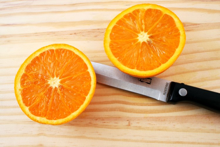 Los alimentos cítricos como los tomates, fresas, naranjas y toronjas son muy ácidos.