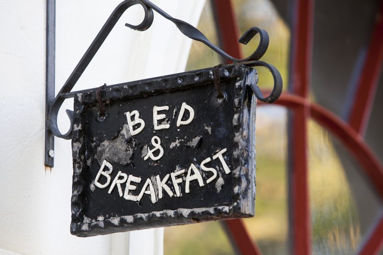 Acercamiento de un cartel de hotel casero.