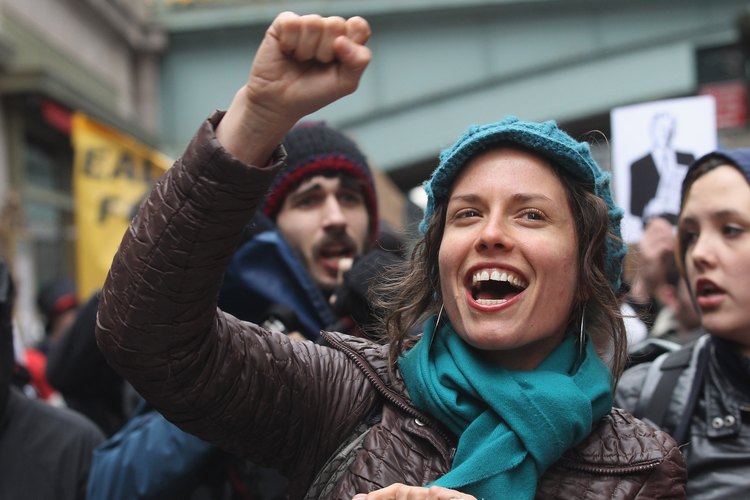 Adultos jóvenes protestando en la ocupación de Wall Street.