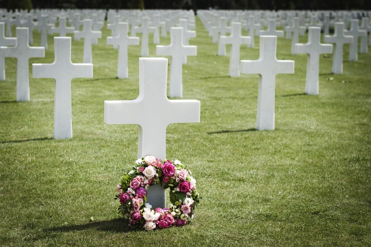 Un año después de la muerte, muchas personas preparan una ceremonia en honor del fallecido.