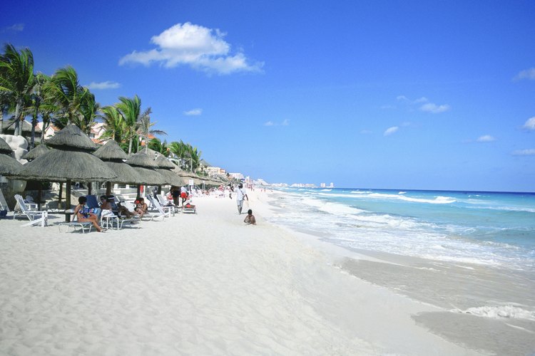 Turistas en una playa de Cancun, México.