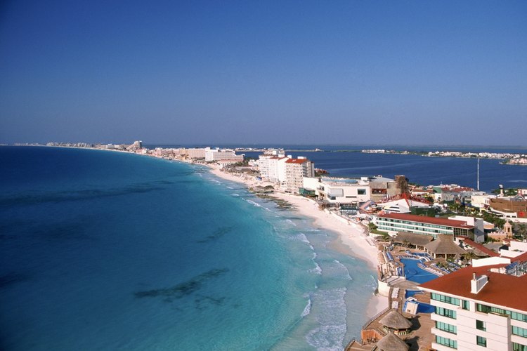 La zona hotelera de Cancún estaba inhabitada cuando los planificadores localizaron el área para el desarrollo en 1967.