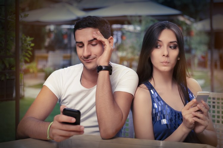 Presiona los dos puntos y un paréntesis derecho para hacer un emoticón de cara feliz.