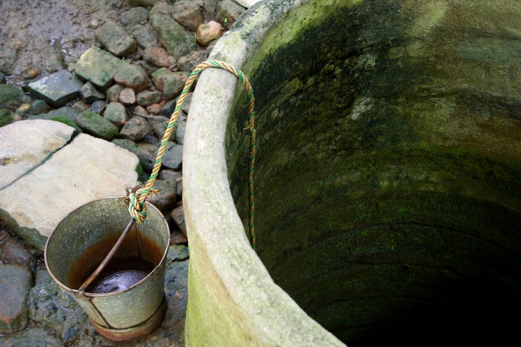 Utiliza una bomba para extraer el agua de tu pozo .
