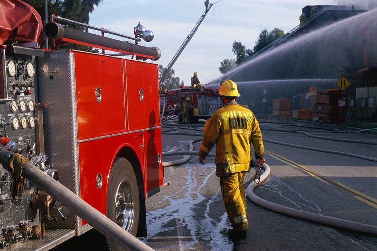 Los bomberos trabajan en una variedad de instalaciones desde áreas industriales a bosques y selvas.
