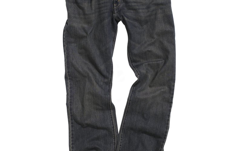 Los jeans arrugados se usan por hombres y mujeres.