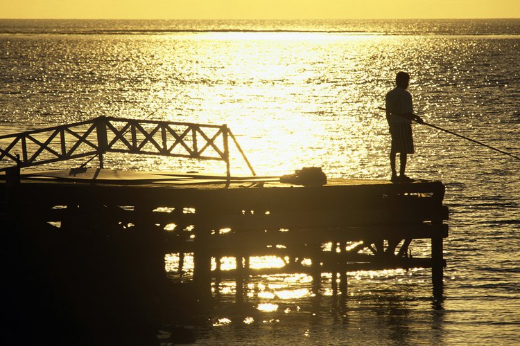 La pesca nocturna se puede hacer desde un muelle o en un barco con iluminación adecuada.