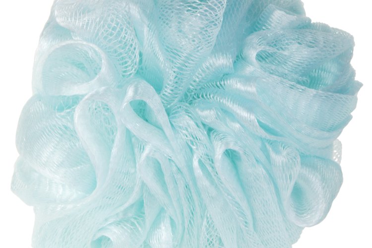 Haz tu propia esponja de baño de manera económica con redes de nylon.