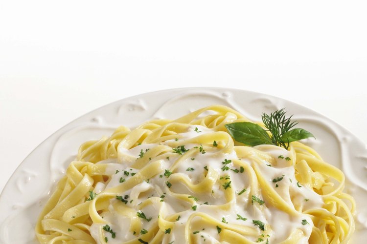 Mejora el fettuccine Alfredo con pollo y brócoli.