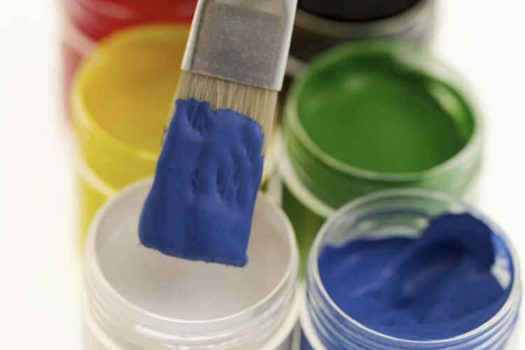 Usa un acabado protector para conservar tus muebles pintados en una condición óptima.
