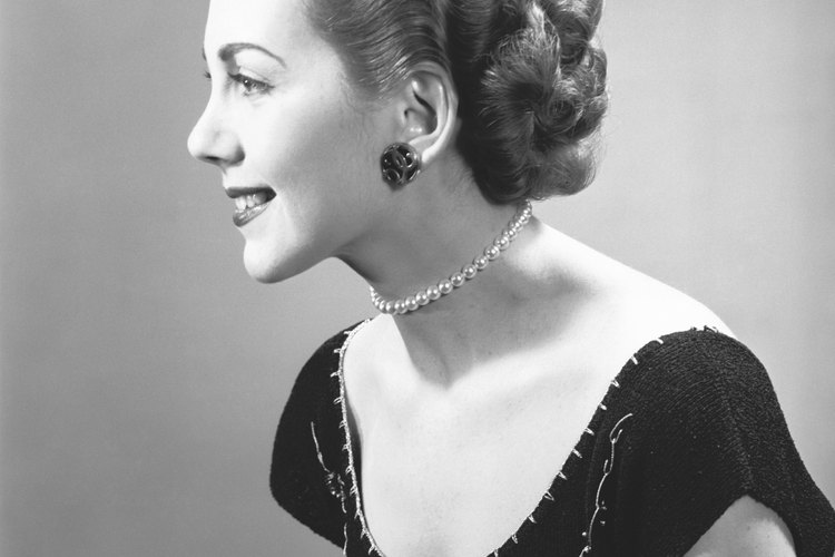 Los peinados de la década de 1950 tenían ondas para enmarcar el rostro.
