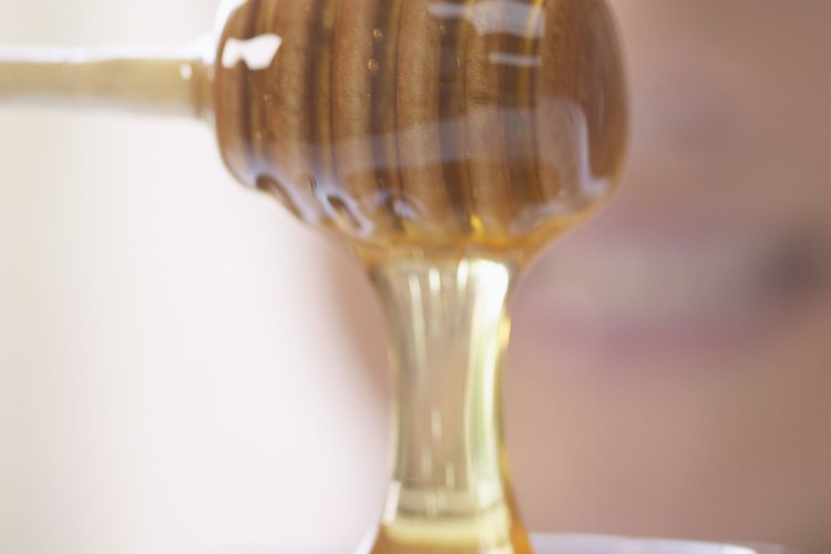 La miel se puede dar a cucharadas o mezclada con agua tibia y limón como una bebida dulce.