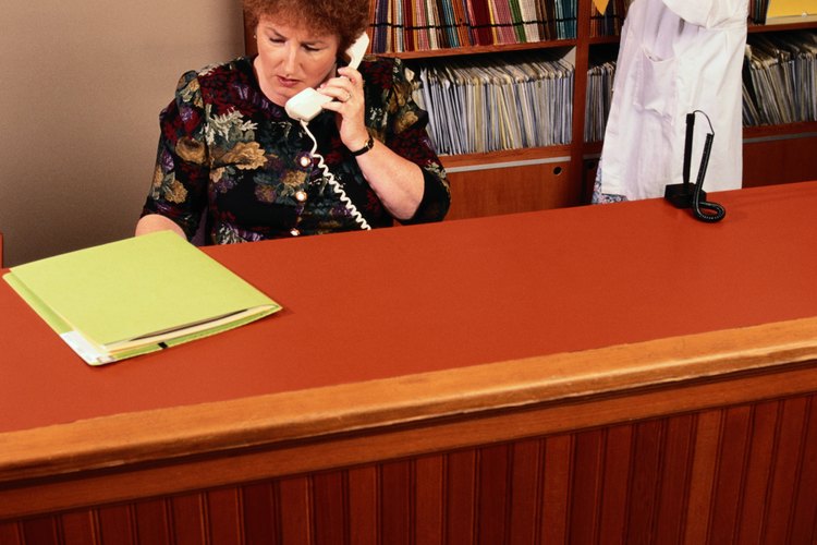 Los recepcionistas dentales realizan tareas administrativas básicas como contestar llamadas.