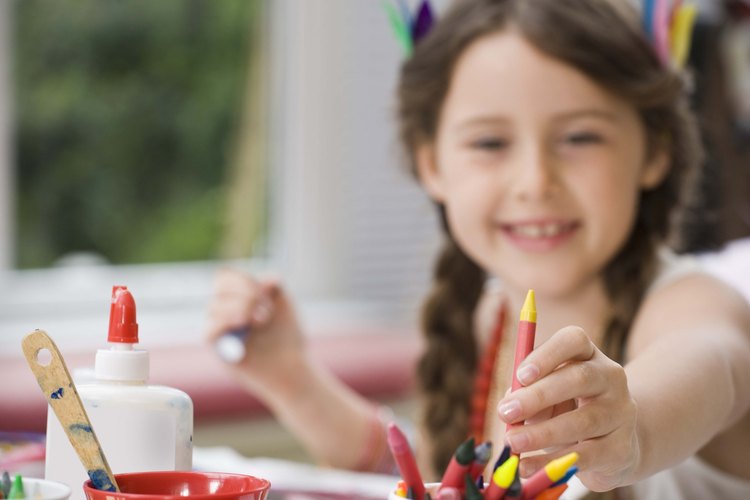 Con crayones y papel un niño puede diseñar un recuerdo para su padre.