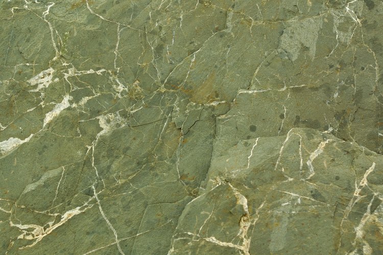 A menudo las grietas finas reparadas con epoxi transparente pasarán desapercibidas en una piedra ocupada.