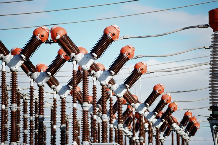 Los transformadores son esenciales en los sistemas de distribución de energía.