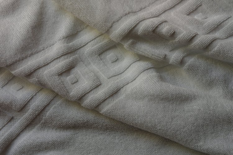 Envolverte en una suave toalla blanca después de un baño es un simple placer.