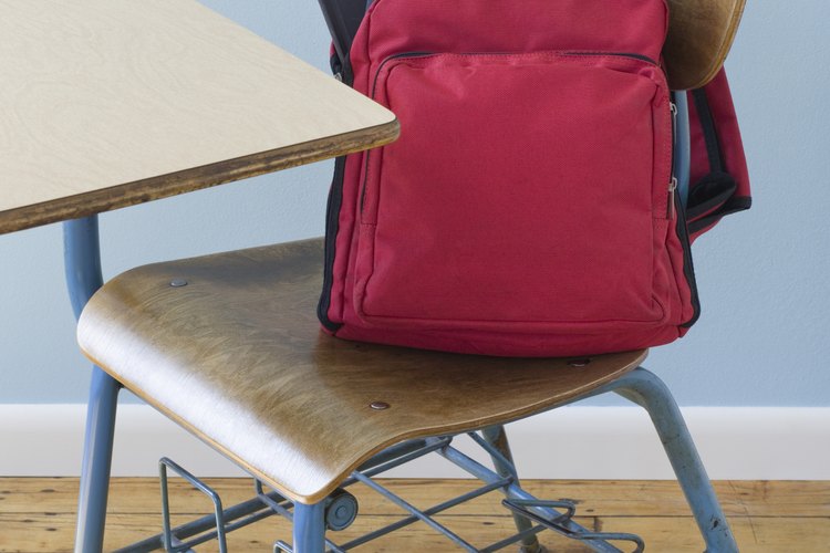 Las mochilas son comunmente usadas para cargar útiles para la escuela.
