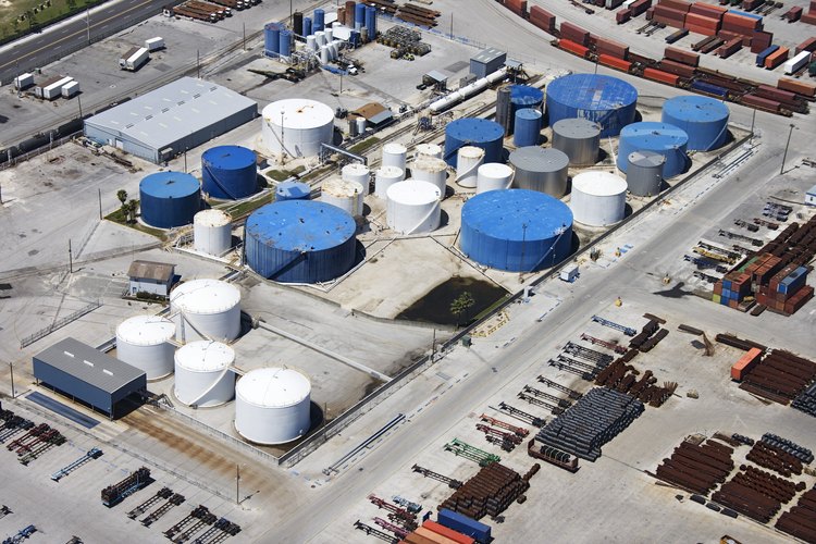 La destilación fraccionada es crucial para el proceso de refinación.