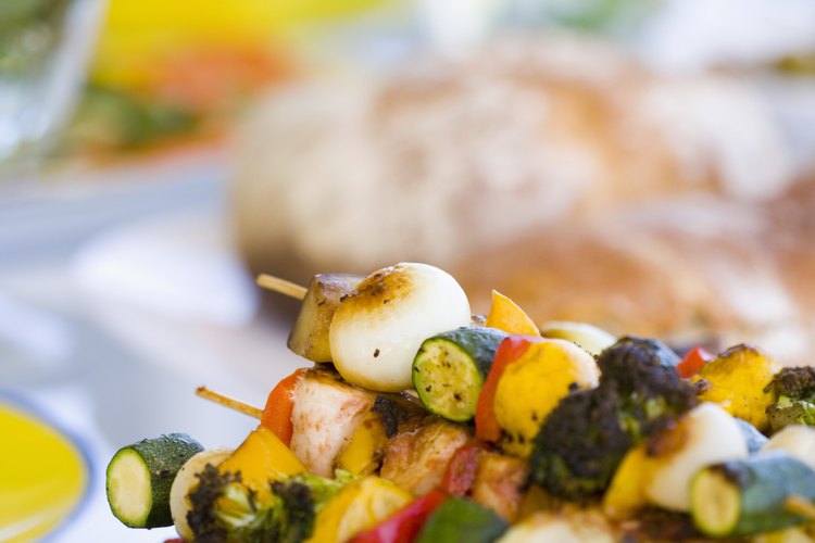 Las brochetas de pollo son fáciles y divertidas de hacer.