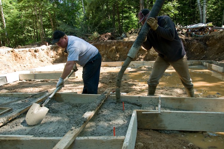 El concreto se vierte en moldes.