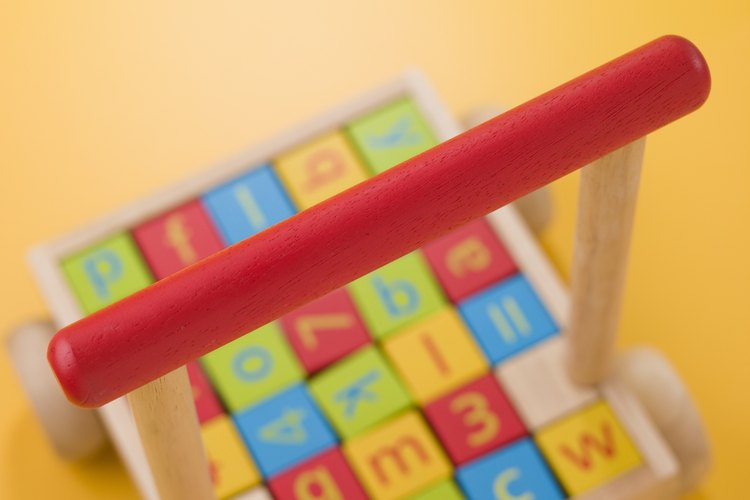 Las consonantes y las vocales en el alfabeto son utilizadas en los juguetes de los niños para mejorar el reconocimiento.